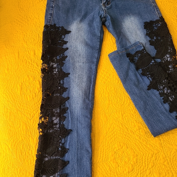 Side Laced stretchy jean - Picture 2 of 4